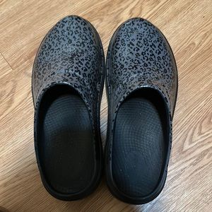 Oofos recovery clogs, size 10, women's